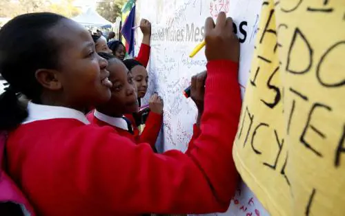 Messaggi davanti all'ospedale di Pretoria, dove Mandela è ricoverato