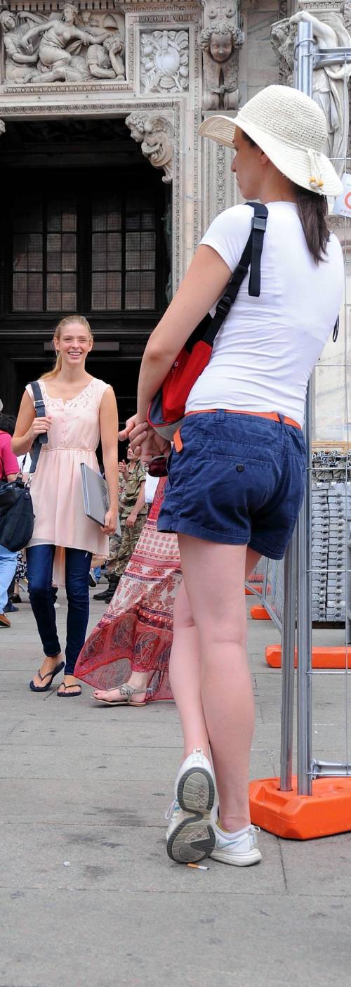 Controlli sui vestiti, turiste arrabbiate