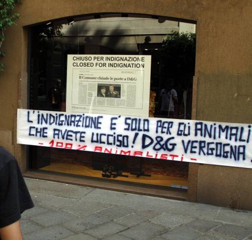 Gli animalisti ne approfittano per contestareIl sit-in