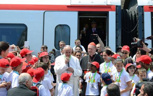 Papa Francesco accoglie i giovani alla Stazione del Vaticano