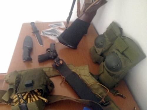 L'arsenale sequestrato all'aggressore