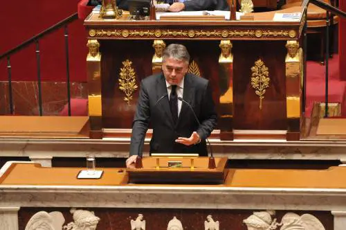 Francia, un deputato: "Hitler non ha ucciso abbastanza nomadi"