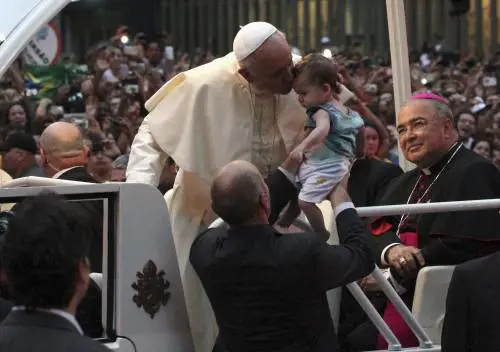 Il viaggio del Papa e il bagno di folla