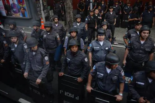 Scontri tra manifestanti e polizia