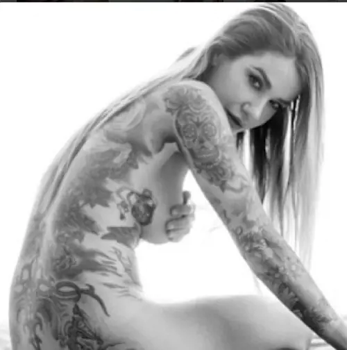 Jesse Lee, corpo da urlo e tatuaggi 