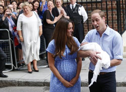Il royal baby lascia l'ospedale in braccio a William e Kate