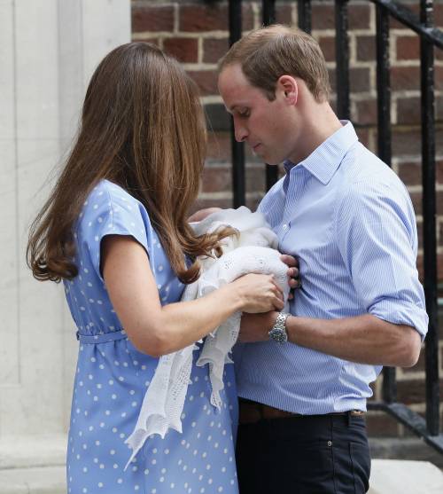 William e Kate escono dall'ospedale: ecco il royal baby