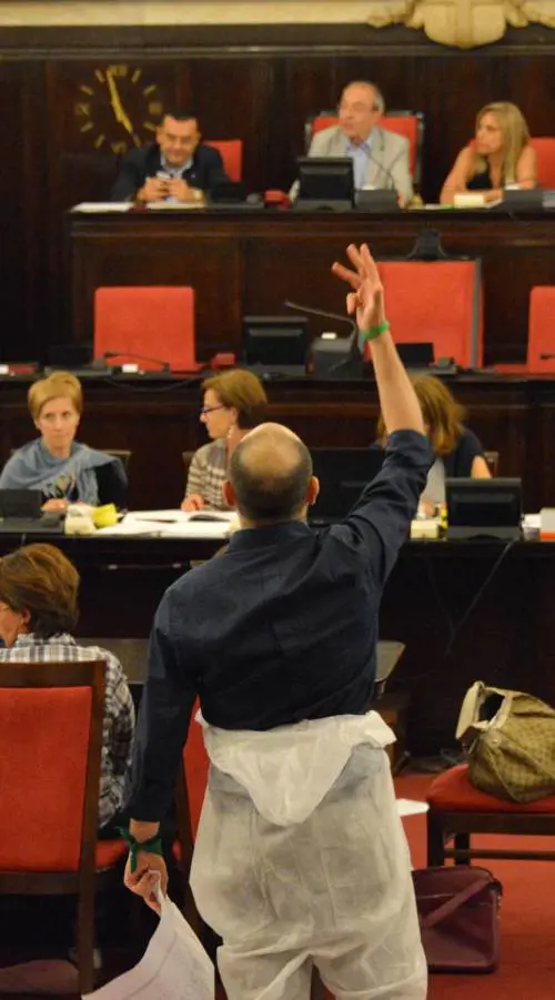 Urla e denunce, il Consiglio nel caos