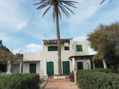 Il Cav mantiene le promesse: pronta la casa di Lampedusa