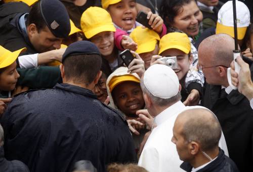 Bergoglio abbraccia gli ultimi: a Rio visita la favela Varginha