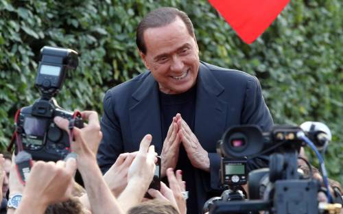 Silvio Berlusconi saluta i suoi simpatizzanti davanti villa San Martino ad Arcore
