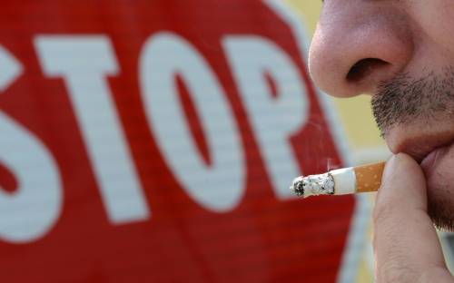 Vita dura per chi vuol fumare: sigarette vietate in auto e spiaggia