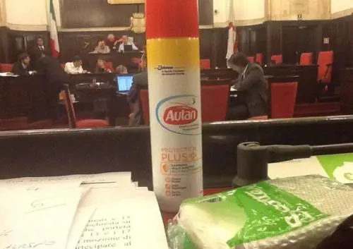 Caro sindaco, troppe zanzare La risposta: comprati l'Autan