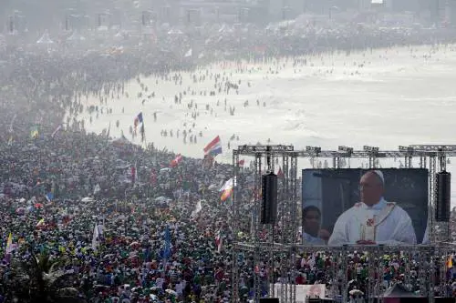 Papa Francesco superstar 3milioni di fedeli per lui
