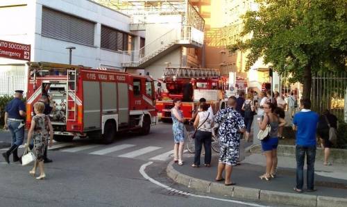 Fiamme all'ospedale, evacuati tre reparti