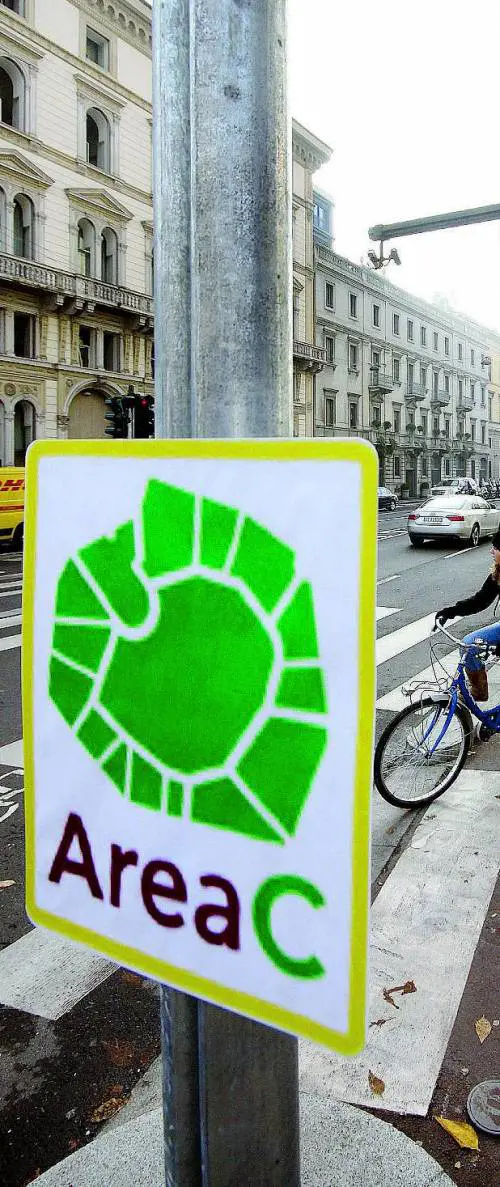 Area C fa cassa con il metano e si pensa a stangare gli ibridi