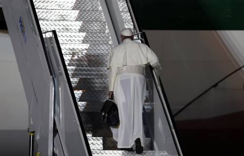 Papa Francesco sull’aereo: "Non giudico i gay"