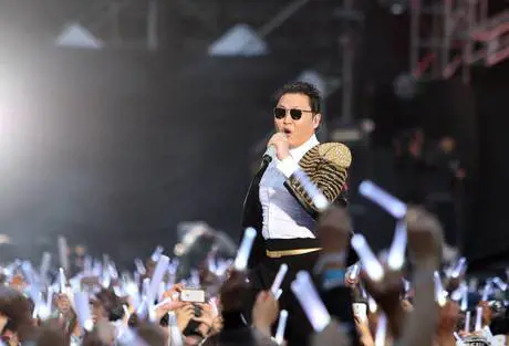 Confessione choc di Psy: "Sono alcolizzato"