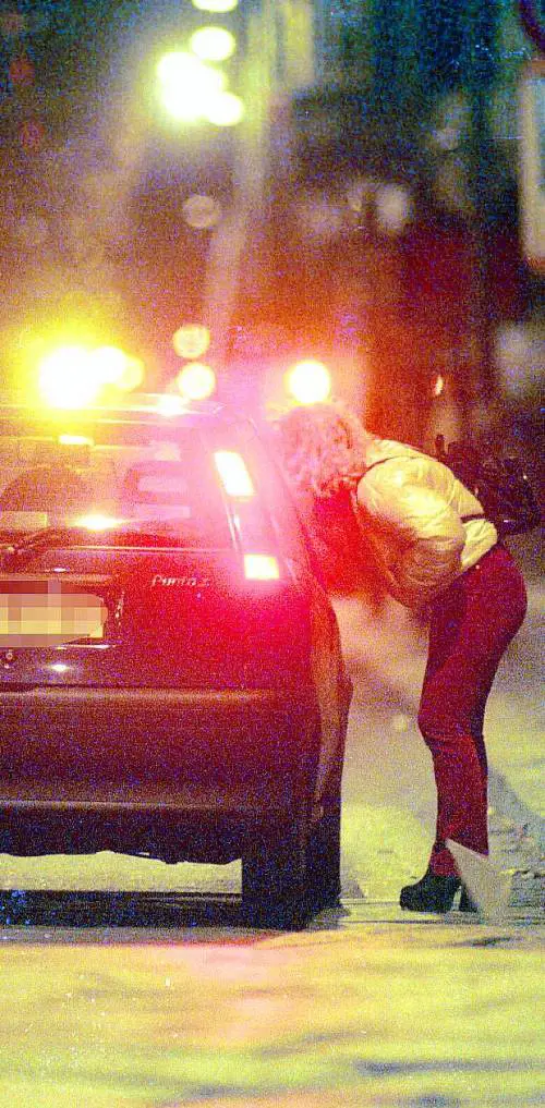 Pensionato rimorchia prostituta col pulmino per il trasporto anziani