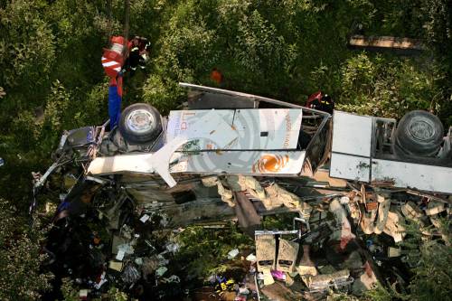 Il bus perdeva pezzi per strada: in fondo al viadotto 38 morti