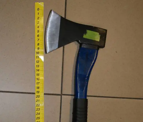Si vendica dei vicini ferendoli con l'ascia