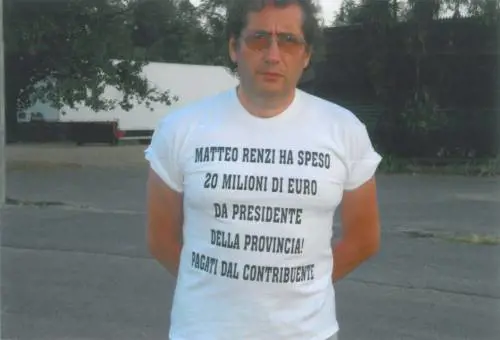 L'usciere deluso si inventa cinquemila t-shirt anti Renzi