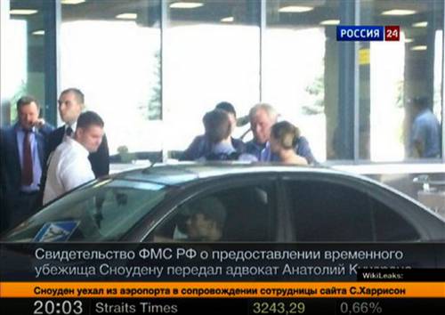Edward Snowden lascia l'aeroporto di Mosca