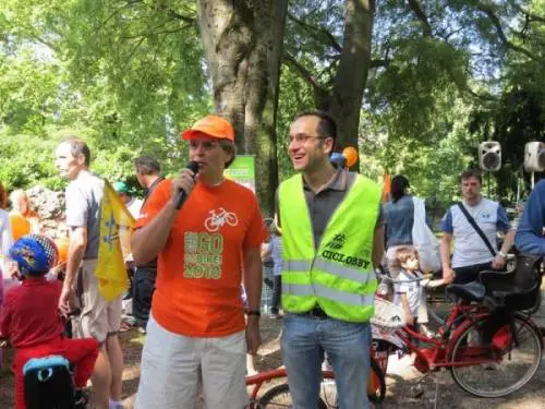 Il console Johan Kramer lascia Milano in bici