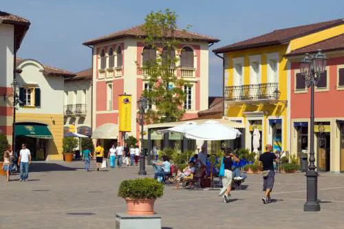 Shopping e preghiera. Una tenda-moschea all'outlet di Serravalle
