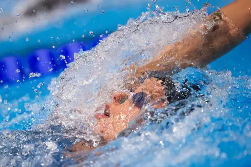 Fede: "Meglio il mondo a pancia in giù"