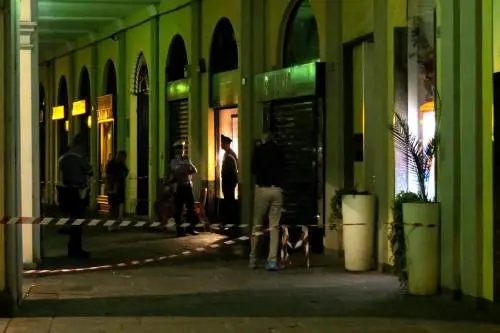 Forze dell'ordine davanti alla gioielleria "Il dono di Tiffany"