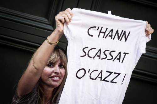 La t shirt della Mussolini: "C'hann scassat o'cazz"
