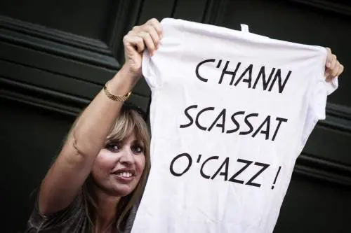 La t shirt della Mussolini: "C'hann scassat o'cazz"