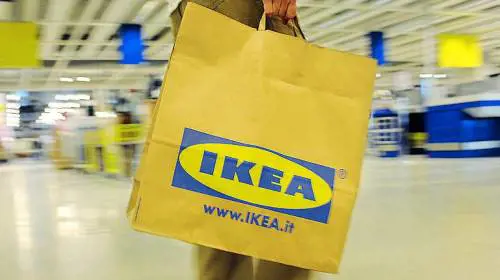 In 28mila per un posto all'Ikea delle polemiche