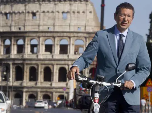 Marino senza pudore: guadagno troppo poco
