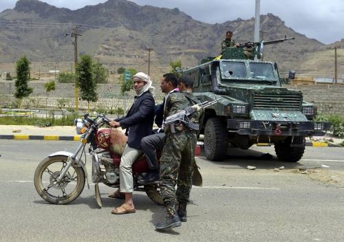 Posto di blocco dell'esercito yemenita sulla strada verso Sana'a