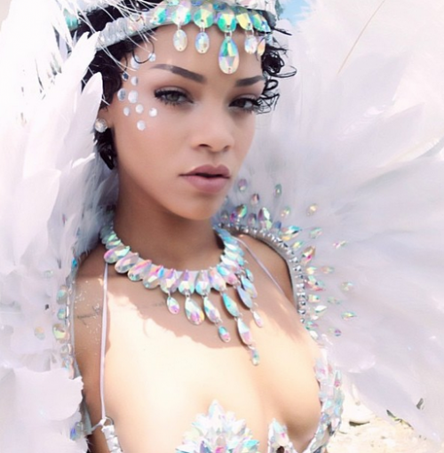Barbados, Rihanna al Carnevale Tutta piume e molto pochi vestiti