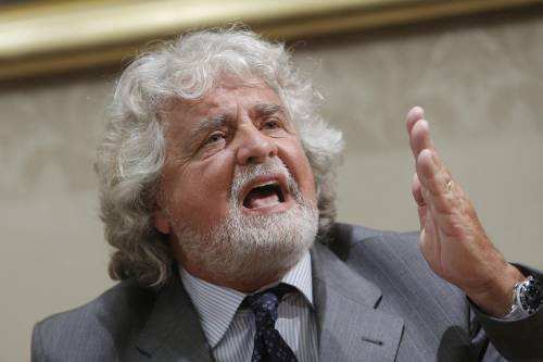 Nuova sfida del Movimento 5 stelle: "Via il titolo di Cavaliere a Berlusconi"