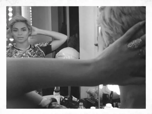 Beyoncè dà un taglio ai capelli (cortissimi)