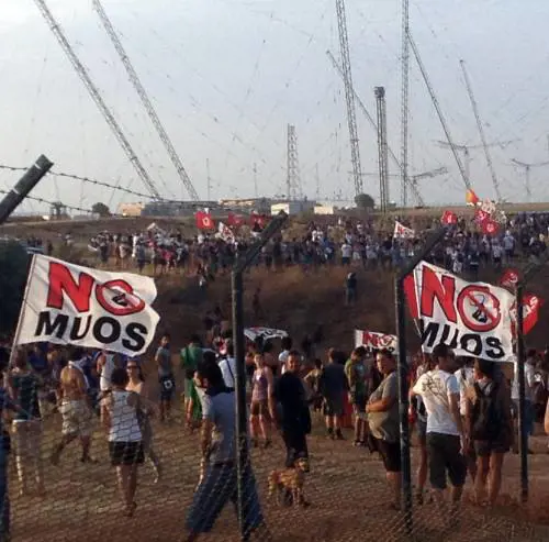 Sicilia: attivisti "No Muos" assaltano base, ferito militare