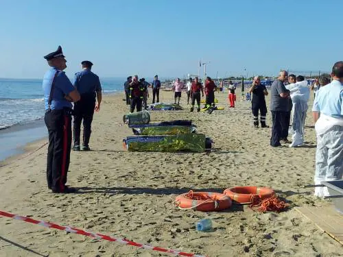 I cadaveri degli immigrati sulla battigia del lungomare Plaia a Catania