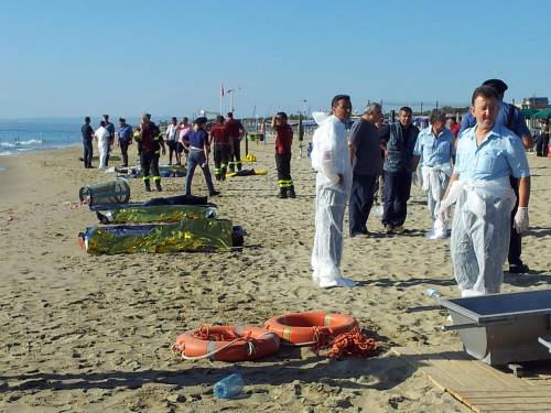 Catania, sei immigrati affogano: i corpi sulla spiaggia