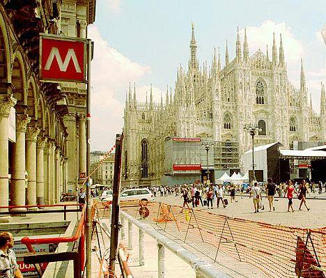 Scivola sulle scale del metrò: è gravePiazza Duomo