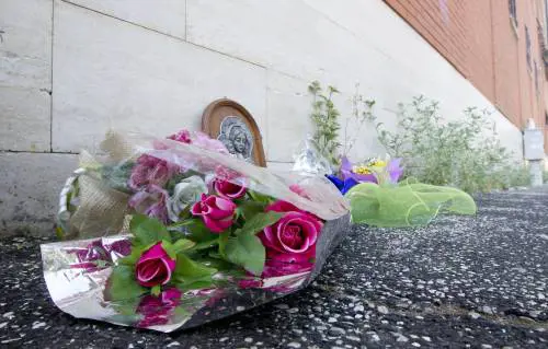 Fiori in via Aldo Sandulli a Roma dove il 14enne si &#xE8; tolto la vita