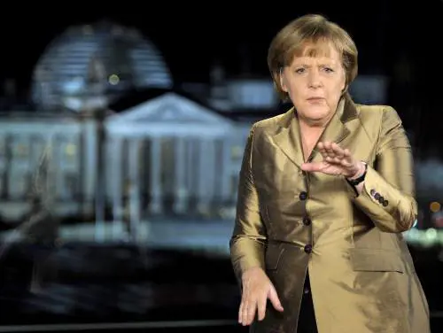 La Merkel danza sulle macerie: "Euro e Grecia: ho vinto io"