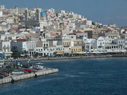 Mykonos, muore 22enne italiana. Strangolata dal foulard su un quad
