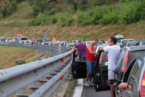 Automobili incolonnate sull'autostrada Salerno-Reggio Calabria