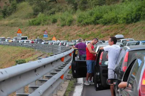 Automobili incolonnate sull'autostrada Salerno-Reggio Calabria
