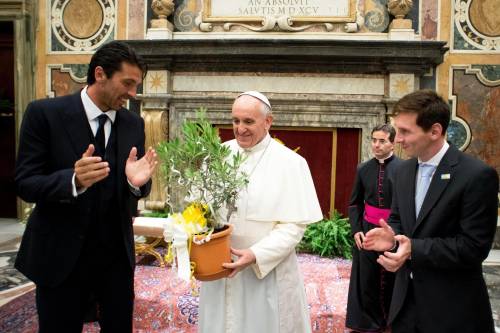 Papa Francesco riceve l'ulivo da Lionel Messi e Gianluigi Buffon