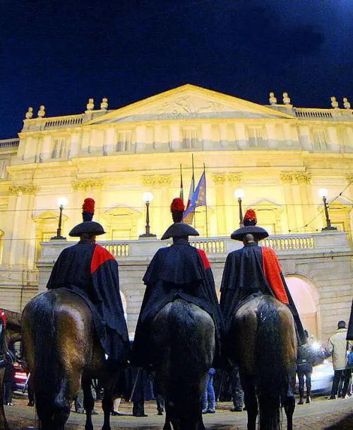Folla di turisti, ma la Scala è chiusa